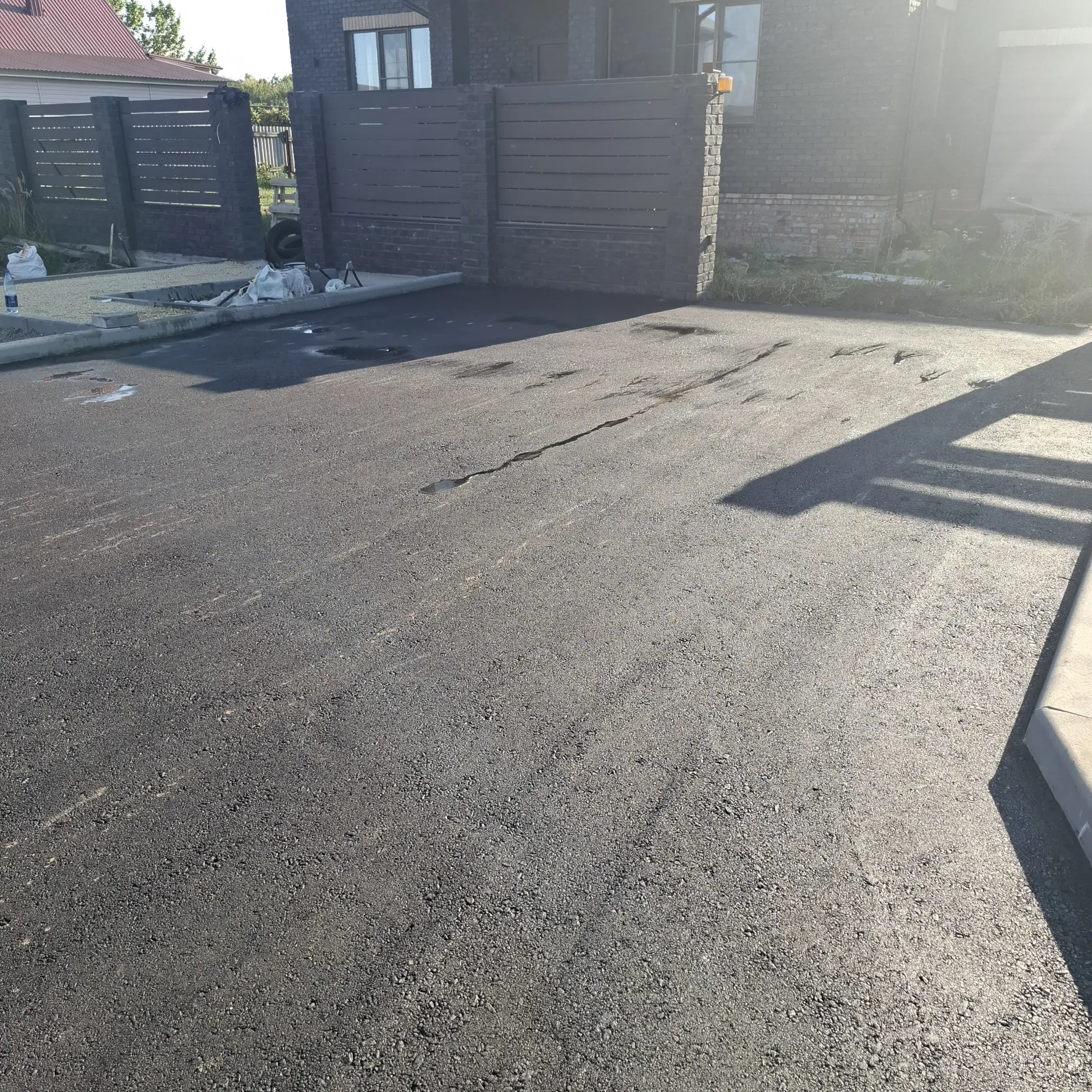 Дорожные работы — укладка асфальта на дороге